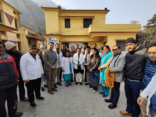Image for स्वास्थ्य मंत्री डाॅ0 धन सिंह रावत ने प्राथमिक स्वास्थ्य केंद्र, पिलखी टिहरी गढ़वाल का किया निरीक्षण
