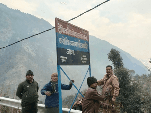 रूद्रप्रयाग पुलिस द्वारा सड़क किनारे लगाये गये सड़क सुरक्षा सम्बन्धी संकेतक बोर्ड