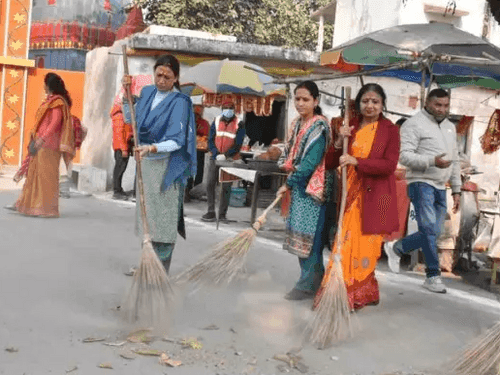 कैबिनेट मंत्री पहुंची वीरभद्र महादेव मंदिर, किया श्रमदान