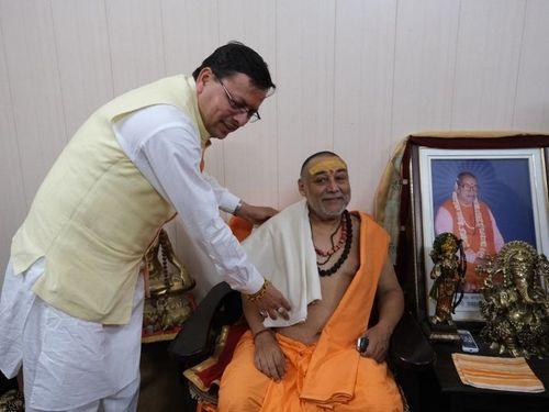 सीएम धामी ने जगतगुरू शंकराचार्य से की शिष्टाचार भेंट