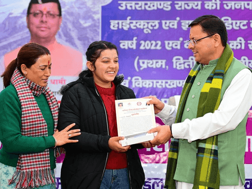 सीएम धामी ने राष्ट्रीय बालिका दिवस के अवसर पर मेधावी बालिकाओं को किया सम्मानित