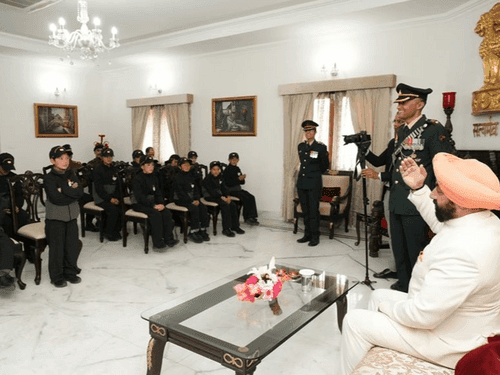 लद्दाख के फोबरांग क्षेत्र के छात्र-छात्राओं ने राज्यपाल से की भेंट