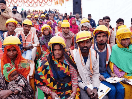 Image for सीएम धामी ने आईटी पार्क के समीप श्रमिकों को कंबल किये वितरण