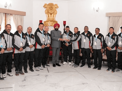 Image for फुटबॉल टूर्नामेंट में प्रतिभाग कर रही यूके मास्टर्स स्पोर्ट्स टीम ने राज्यपाल से की भेंट