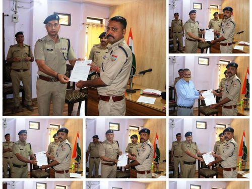सराहनीय कार्यो हेतु पुलिस कार्मिकों को एसएसपी टिहरी द्वारा किया गया सम्मानित
