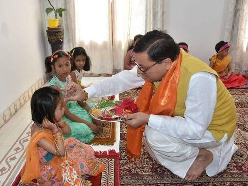 सीएम धामी ने मुख्यमंत्री आवास में विधि-विधान से किया कन्या-पूजन