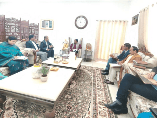 कैबिनेट मंत्री डाॅ0 धन सिंह रावत ने सम्बंधित विभागों के उच्चधिकारियों के साथ की बैठक