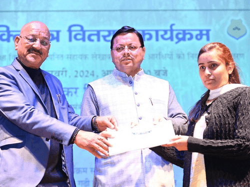 सीएम धामी ने लोक सेवा आयोग द्वारा चयनित अभ्यर्थियों को सौंपे नियुक्ति पत्र