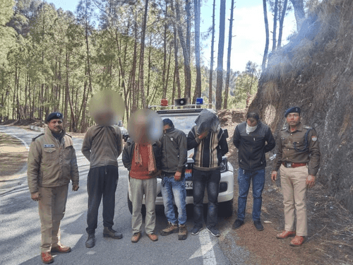 Image for सार्वजनिक स्थान पर शराब पीने वालों के विरूद्ध अल्मोड़ा पुलिस ने की कार्यवाही