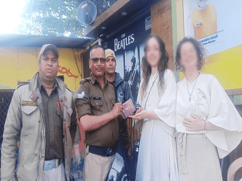 Image for पौड़ी पुलिस ने आयरलैंड से लक्ष्मणझूला घूमने आयी महिला पर्यटक का खोया बैग किया उनके सुपुर्द