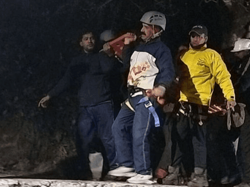 अनियंत्रित होकर खाई में गिरा पिकअप वाहन, फायर स्टेशन नैनीताल द्वारा किया गया रेस्क्यू