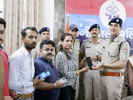 Image for नैनीताल पुलिस ने रू 2179000 के गुम हुए 128 मोबाइल लौटाए