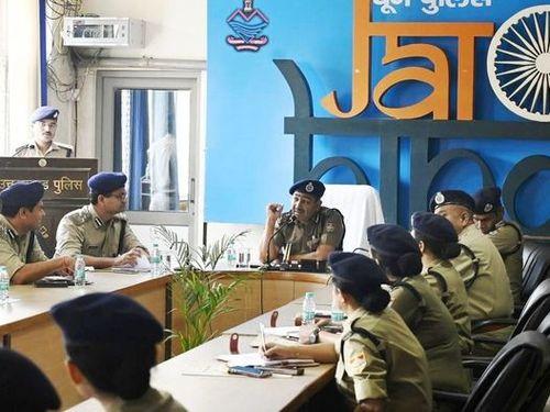 Image for यातायात व्यवस्था को सम्भालने के लिए डीजीपी महोदय ने अपनाया कड़ा रूख