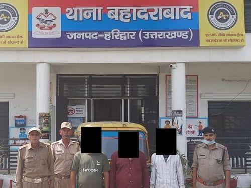 Image for बहादराबाद पुलिस ने पर्स चोरी के 03 अभियुक्त किए गिरफ्तार