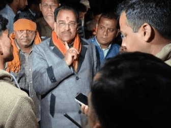 Image for मरीज लेकर जा रही एम्बुलेंस बीच रास्ते में हुई खराब, जाम में फंसे मंत्री ने पहुंचाया अस्पताल