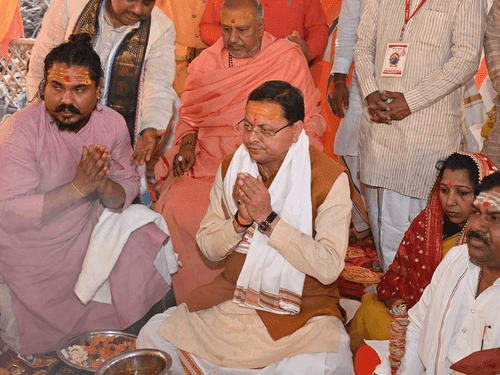 Image for सीएम धामी ने श्री महारूद्र यज्ञ अनुष्ठान में शामिल होकर यज्ञ में दी आहूति
