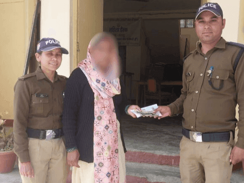 खोये हुए पर्स को पुलिस द्वारा किया गया उसके मालिक के सुपुर्द