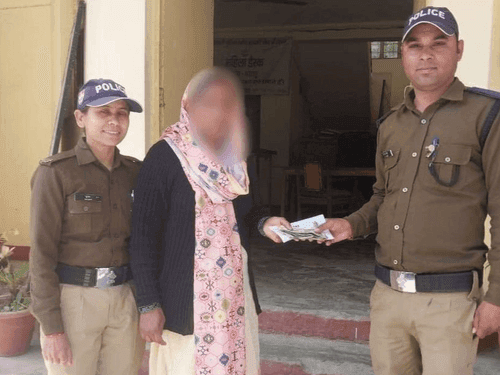 खोये हुए पर्स को सकुशल किया गया उसके मालिक के सुपुर्द