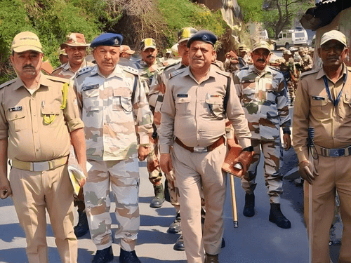 चमोली पुलिस ने अर्धसैनिक बलों के साथ निकाला फ्लैग मार्च