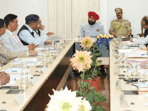 राज्यपाल ने स्व वित्तपोषित विश्वविद्यालयों के कुलपतियों के साथ की बैठक