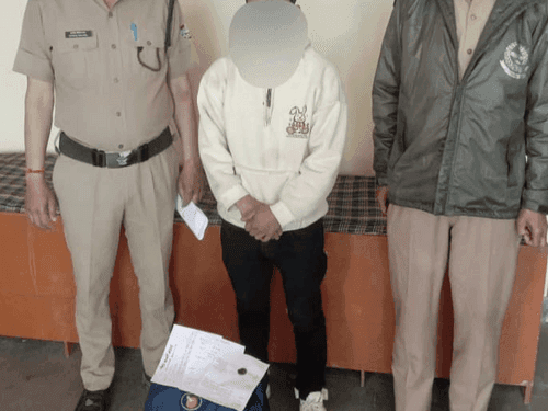 16 बोतल शराब की तस्करी कर रहा नेपाली मूल का अभियुक्त गिरफ्तार