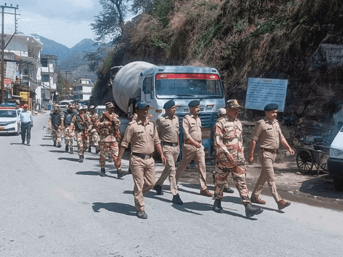 Image for चमोली पुलिस व आईटीबीपी के जवानों ने निकाला फ्लैग मार्च