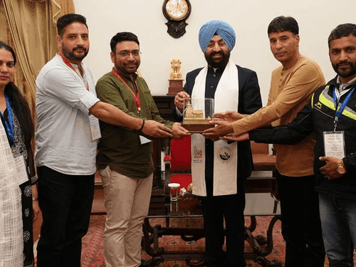 Image for राजभवन में छात्र-छात्राओं ने राज्यपाल गुरमीत सिंह से की मुलाकात