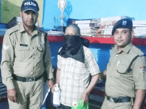 05 लीटर कच्ची शराब के साथ अभियुक्त गिरफ्तार