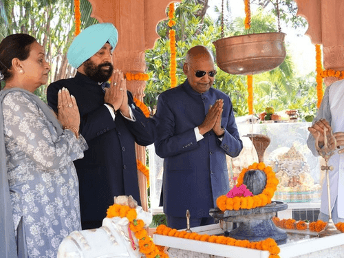 Former President Ram Nath Kovind and Governor Gurmit Singh offered prayers at Rajpragyashwar Mahadev Temple