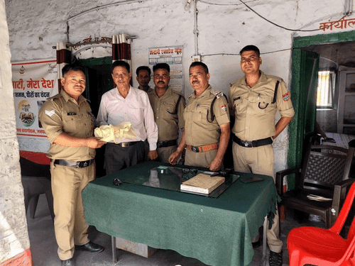 रूपयों से भरे बैग व आभूषण को नैनीताल पुलिस ने किया उसके स्वामी के सुपुर्द