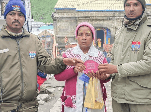 पीआरडी जवान ने खोये हुए पर्स को किया उसके स्वामी के सुपुर्द