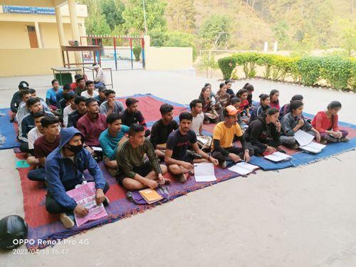 पुलिस लाइन बागेश्वर में आगामी पुलिस भर्ती हेतु युवावों को कराई जा रही है, लिखित परीक्षा की तैयारी