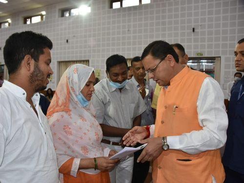 Image for प्रदेश के विभिन्न क्षेत्रों से आए लोगों ने सीएम धामी से भेंट की