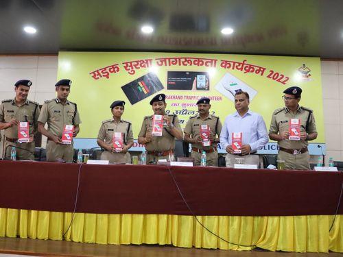 Image for रिजर्व पुलिस लाईन में श्री अशोक कुमार आईपीएस डीजीपी महोदय द्वारा उत्तराखण्ड ट्रैफिक वाॅल्यून्टियर स्कीम का किया गया शुभारंभ
