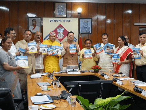 सीएम धामी ने ‘हमारी विरासत एवं विभूतियां’ पुस्तक का किया विमोचन