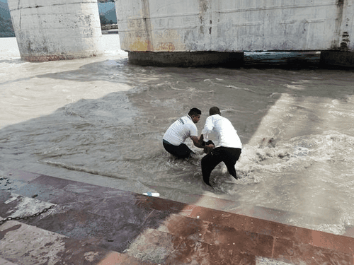 Image for गंगा स्नान के दौरान बहे तीन कावंडियों को उत्तराखण्ड पुलिस ने किया रेस्क्यू