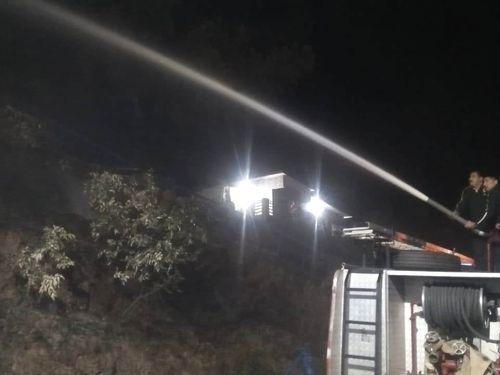Image for फायर सर्विस गोपेश्वर ने तत्परता दिखाते हुए बुझाई जंगल की आग