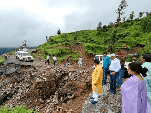 कैबिनेट मंत्री डाॅ0 धन सिंह रावत ने आपदाग्रस्त क्षेत्रों का किया निरीक्षण