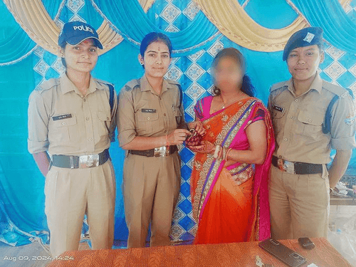 Image for उत्तराखण्ड पुलिस ने खोयी हुई सोने की नथ को किया उसके स्वामी के सुपुर्द
