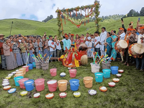 दयारा बुग्याल में खेली गयी दूध, मट्ठा और मक्ख़न की होली