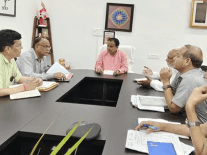 कैबिनेट मंत्री डाॅ0 रावत ने सचिव पीडब्ल्यूडी एवं अधिकारियों के साथ की बैठक