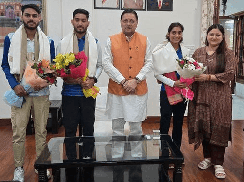 Image for पेरिस ओलंपिक में प्रतिभाग कर लौटे खिलाड़ियों ने सीएम धामी से की भेंट