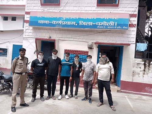 Image for शराब की बोतलें लहराने वालों को चमोली पुलिस ने सिखाया सबक