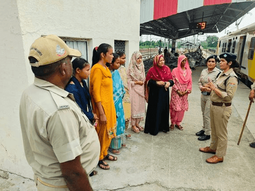 जीआरपी द्वारा चलाया गया जागरूकता अभियान