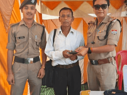अल्मोड़ा पुलिस ने खोये हुए पर्स को किया उसके स्वामी के सुपुर्द