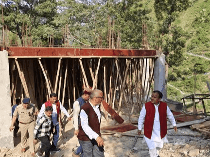 Image for कैबिनेट मंत्री डाॅ0 रावत ने पाबौं में निर्माणाधीन क्लस्टर स्कूल का किया निरीक्षण