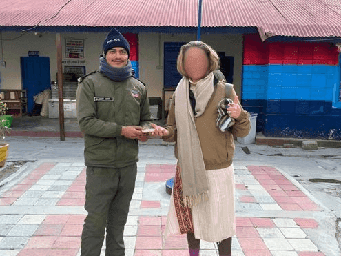 Image for चमोली पुलिस ने खोये हुए फोन को किया उसके स्वामी के सुपुर्द