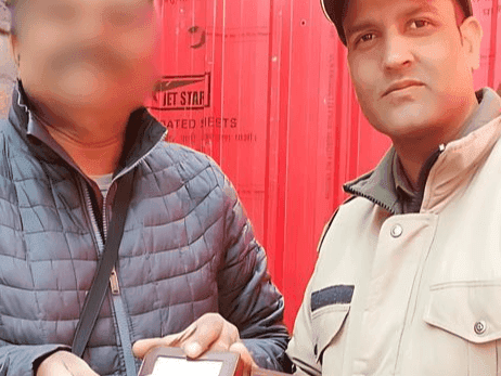 चमोली पुलिस ने खोये हुए पर्स को किया उसके स्वामी के सुपुर्द