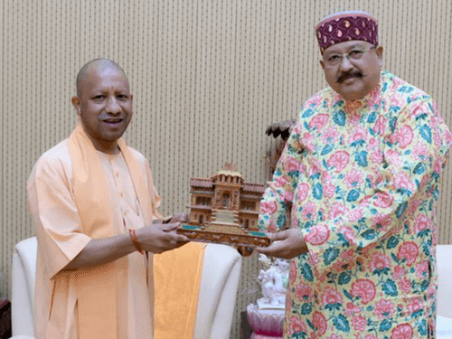 कैबिनेट मंत्री सतपाल महाराज ने यूपी के सीएम योगी आदित्यनाथ से की भेंट