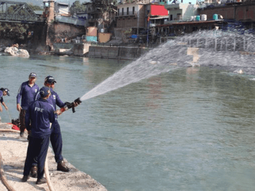 सरयू बगड़ के तट पर पटाखों की दुकानों पर चलाया गया अग्नि सुरक्षा अभ्यास